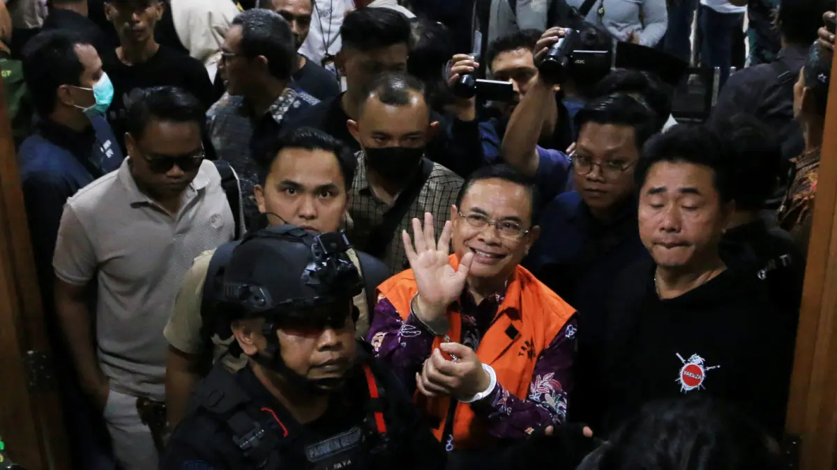 Bupati Pati nonaktif Sudewo (tengah) menyapa pendukungnya usai mengikuti sidang tuntutan kasus dugaan suap dan gratifikasi proyek Direktorat Jenderal Perkeretaapian (DJKA) Kementerian Perhubungan serta dugaan pemerasan dalam seleksi perangkat desa Kabupat