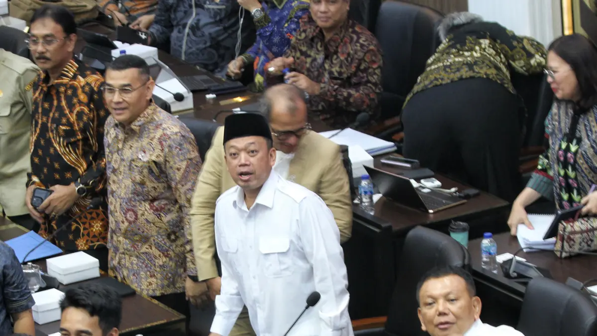 Menteri Agraria dan Tata Ruang Nusron Wahid didampingi Wamensesneg Bambang Eko Suhariyanto dan Wakil Menteri Hukum Edward Omar Sharif Hiariej menyampaikan pendapat akhir mewakili pemerintah pada rapat pleno Badan Legislasi (Baleg) DPR di Kompleks Parlemen
