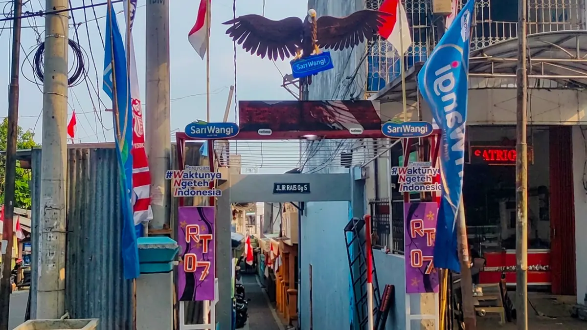 gapura karya warga Malang, yang meraih juara ketiga, menghadirkan figur Garuda bersayap lebar sebagai simbol semangat kemerdekaan, dilengkapi papan LED berjalan yang menampilkan pesan-pesan perayaan HUT RI, memadukan semangat kebersamaan warga dengan sent