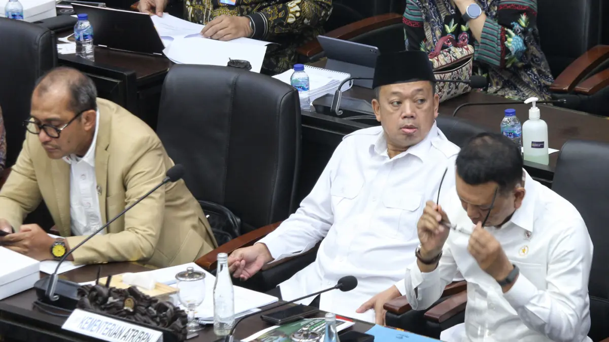 Menteri Agraria dan Tata Ruang Nusron Wahid didampingi Wamensesneg Bambang Eko Suhariyanto dan Wakil Menteri Hukum Edward Omar Sharif Hiariej menyampaikan pendapat akhir mewakili pemerintah pada rapat pleno Badan Legislasi (Baleg) DPR di Kompleks Parlemen