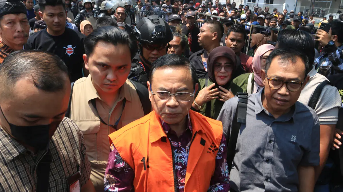 Bupati Pati nonaktif Sudewo (Tengah) menyapa pendukungnya usai mengikuti sidang tuntutan kasus dugaan suap dan gratifikasi proyek Direktorat Jenderal Perkeretaapian (DJKA) Kementerian Perhubungan serta dugaan pemerasan dalam seleksi perangkat desa Kabupat