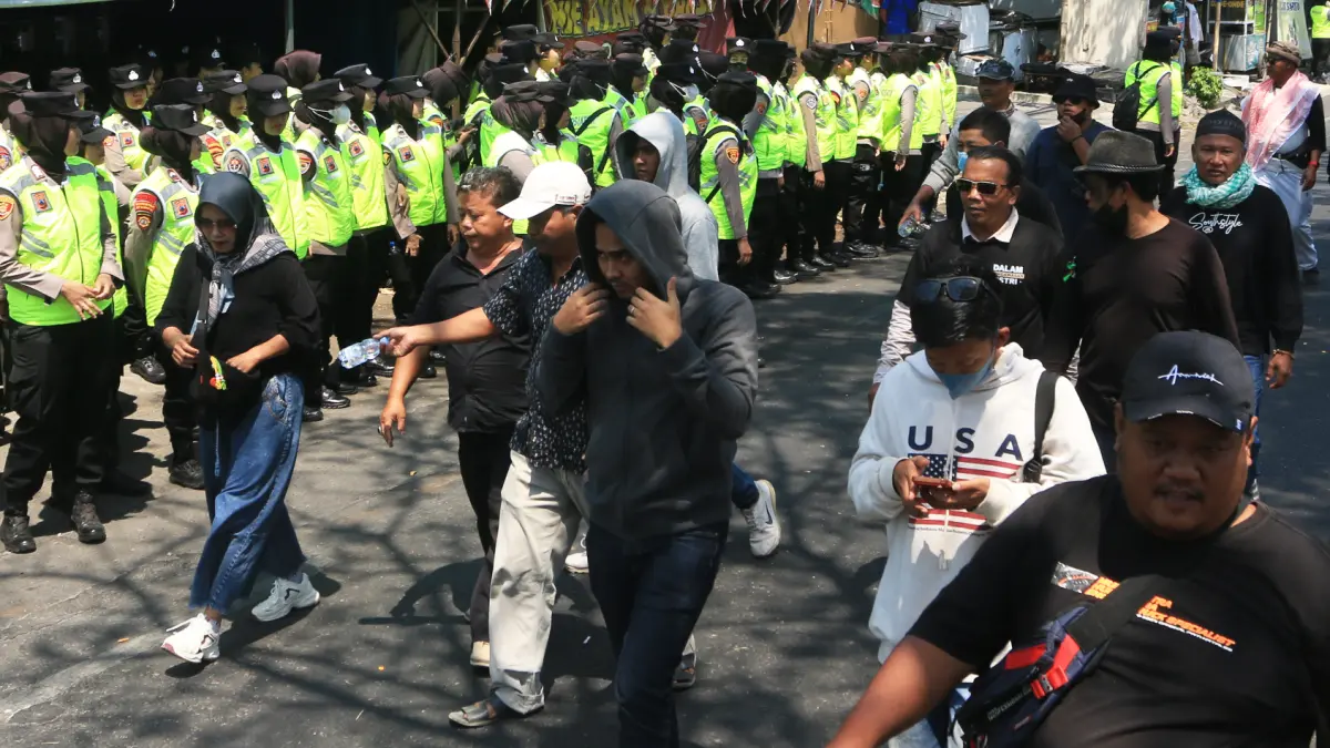 Personel Polisi Wanita melakukan pengamanan sidang lanjutan kasus dugaan suap dan gratifikasi proyek Direktorat Jenderal Perkeretaapian (DJKA) Kementerian Perhubungan serta kasus dugaan pemerasan dalam seleksi perangkat desa Kabupaten Pati dengan terdakwa