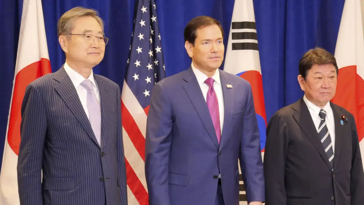 (Dari kanan) Menteri Luar Negeri Jepang Toshimitsu Motegi, Menteri Luar Negeri Amerika Serikat Marco Rubio, dan Menteri Luar Negeri Korea Selatan Cho Hyun berpose untuk foto di New York pada 21 September 2026. (Kyodo) - Image