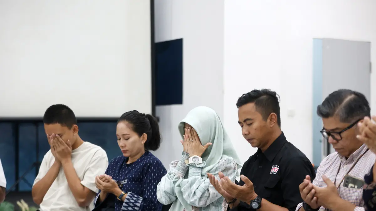 keluarga para korban jurnalis dan awak kapal yang hilang kontak di perairan Selat Sunda, Jakarta, Senin (21/9/2026). (Dery Ridwansah/ JawaPos.com)