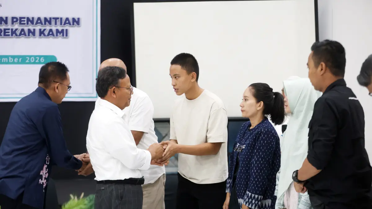 Ketua Dewan Pers Komaruddin Hidayat menyalami keluarga para korban jurnalis dan awak kapal yang hilang kontak di perairan Selat Sunda, Jakarta, Senin (21/9/2026). (Dery Ridwansah/ JawaPos.com)