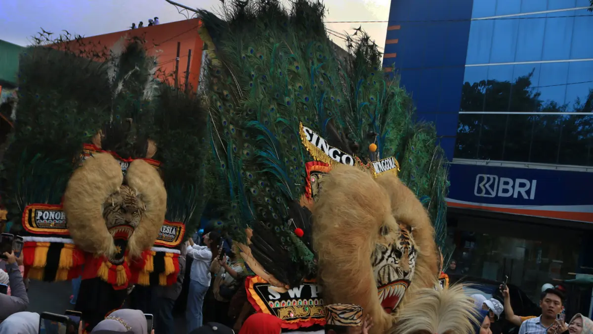 Pawai seni budaya dalam kolaborasi BRI melalui BRI-MO saat melintas kawasan pasar Johar Kota Semarang,Jawa Tengah,Jumat(18/9/2026).
