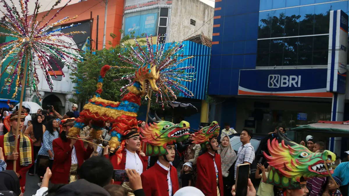 Pawai seni budaya dalam kolaborasi BRI melalui BRI-MO saat melintas kawasan pasar Johar Kota Semarang,Jawa Tengah,Jumat(18/9/2026).