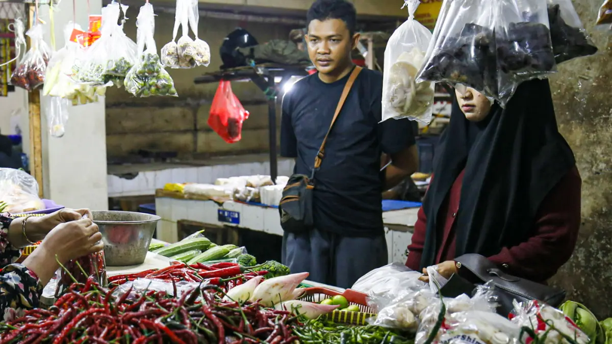 Pedagang melayani pembeli di Pasar Cibubur, Jakarta, Sabtu (19/9/2026). (Salman Toyibi/Jawa Pos)
