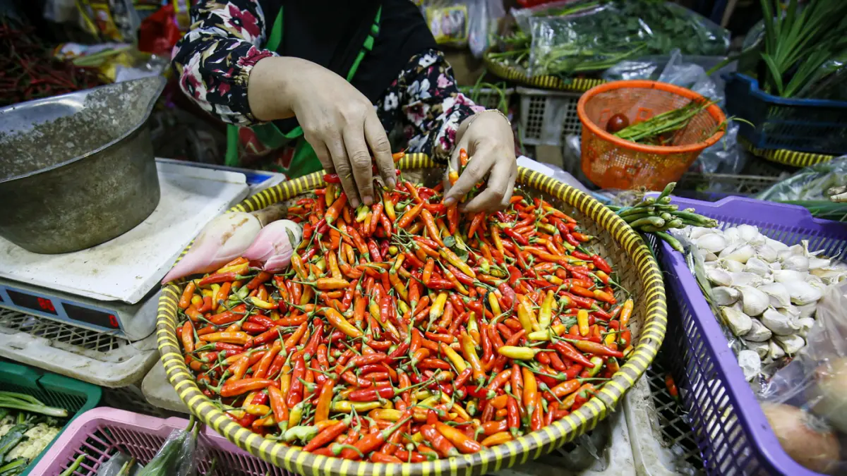 Pedagang melayani pembeli di Pasar Cibubur, Jakarta, Sabtu (19/9/2026). (Salman Toyibi/Jawa Pos)