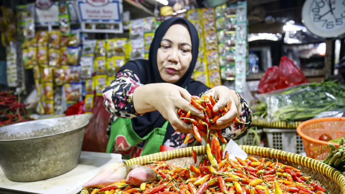 Pedagang melayani pembeli di Pasar Cibubur, Jakarta, Sabtu (19/9/2026). (Salman Toyibi/Jawa Pos)