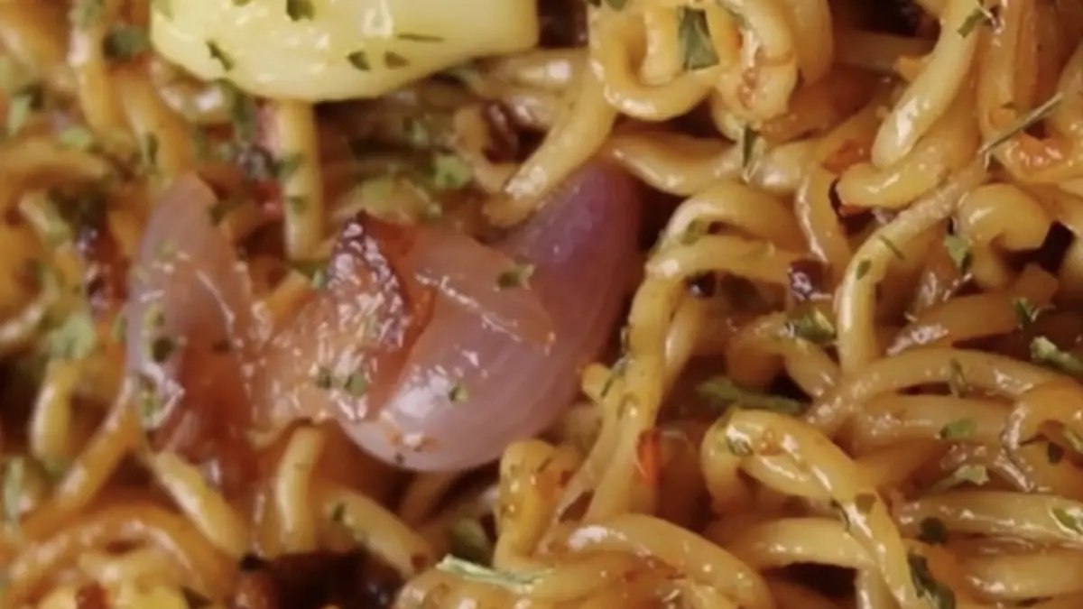 Potret Indomie garlic butter dengan bawang melimpah yang membuat mi instan jadi lebih enak. (Sumber: instagram.com/@hungrymikego) - Image