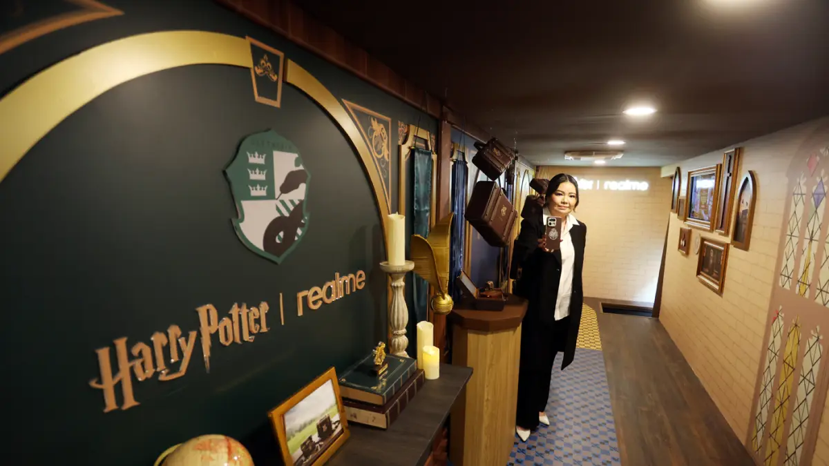 Public Relations Lead realme Indonesia Krisva Angnieszca menunjukkan realme 16 Pro Harry Potter Edition serta realme Buds T500 Pro Harry Potter Edition saat peluncuran di Jakarta, Selasa (21/9/2026).