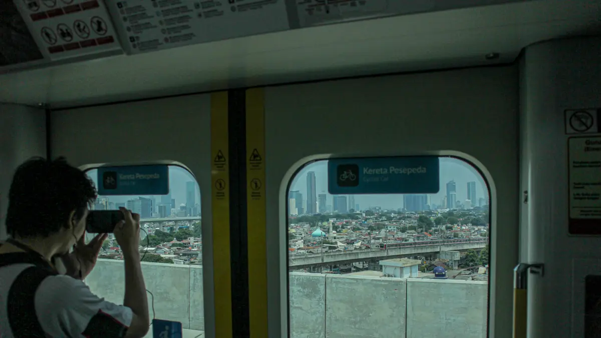 Sejumlah penumpang menaiki kereta LRT Jakarta dari Stasiun Manggarai, Jakarta, Senin (21/09/2026). (Hanung Hambara/Jawa Pos)
