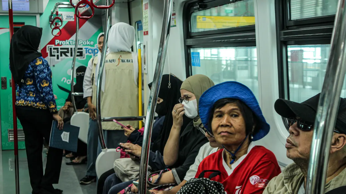 Sejumlah penumpang menaiki kereta LRT Jakarta dari Stasiun Manggarai, Jakarta, Senin (21/09/2026). (Hanung Hambara/Jawa Pos)