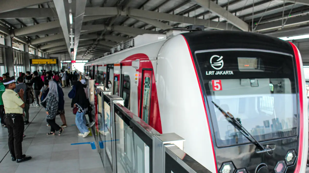 Sejumlah penumpang menaiki kereta LRT Jakarta dari Stasiun Manggarai, Jakarta, Senin (21/09/2026). (Hanung Hambara/Jawa Pos)