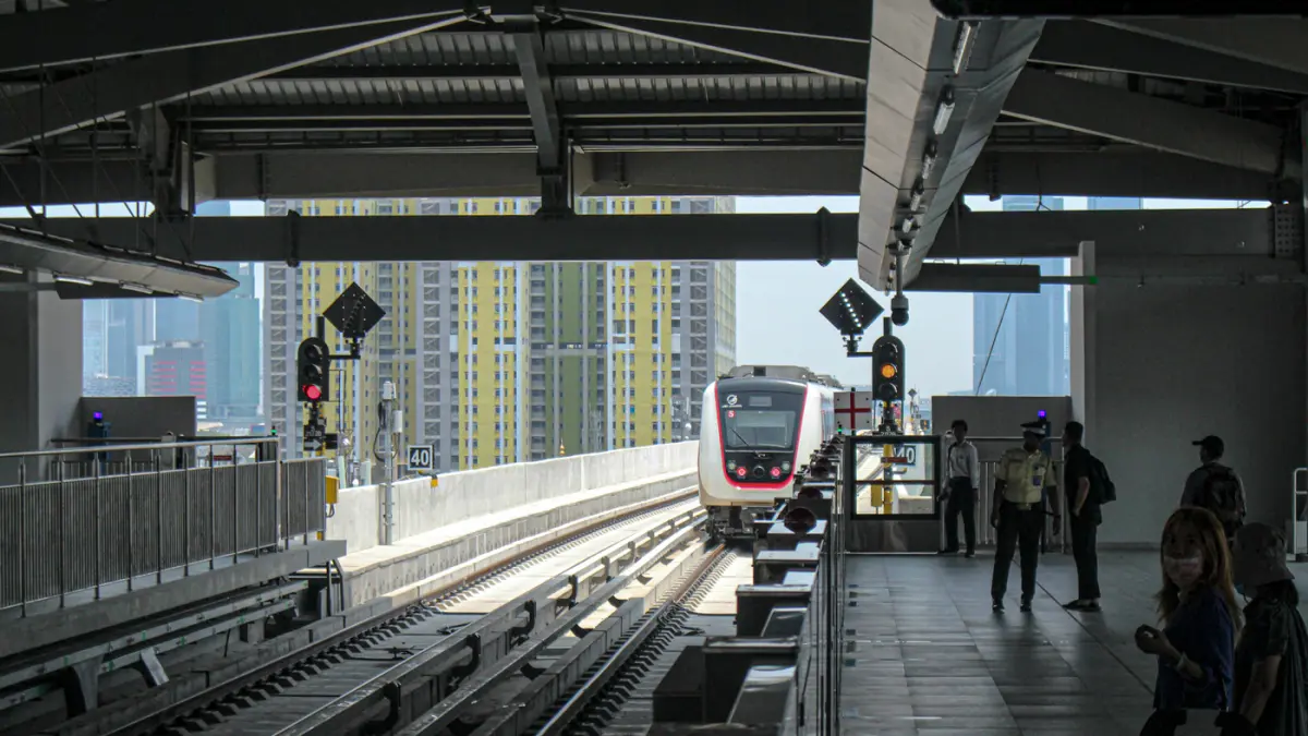 Sejumlah penumpang menaiki kereta LRT Jakarta dari Stasiun Manggarai, Jakarta, Senin (21/09/2026). (Hanung Hambara/Jawa Pos)