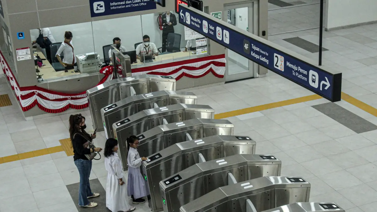 Sejumlah penumpang menaiki kereta LRT Jakarta dari Stasiun Manggarai, Jakarta, Senin (21/09/2026). (Hanung Hambara/Jawa Pos)