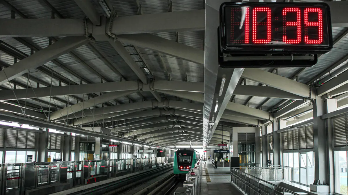 Sejumlah penumpang menaiki kereta LRT Jakarta dari Stasiun Manggarai, Jakarta, Senin (21/09/2026). (Hanung Hambara/Jawa Pos)