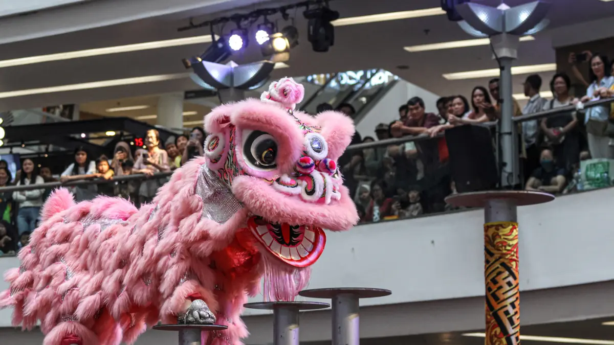 Sejumlah peserta menampilkan tarian barongsai saat event Barangsao Internasional Competition 2026 di Mall Ciputra Jakarta, Sabtu (19/09/2026). (Hanung Hambara/Jawa Pos)