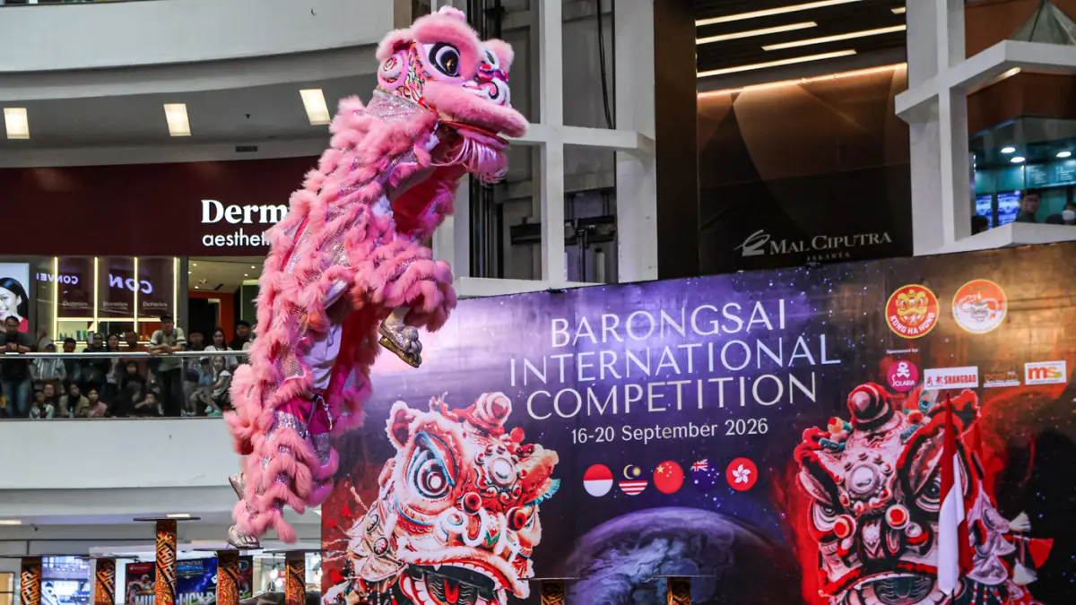 Sejumlah peserta menampilkan tarian barongsai saat event Barangsao Internasional Competition 2026 di Mall Ciputra Jakarta, Sabtu (19/09/2026). (Hanung Hambara/Jawa Pos)