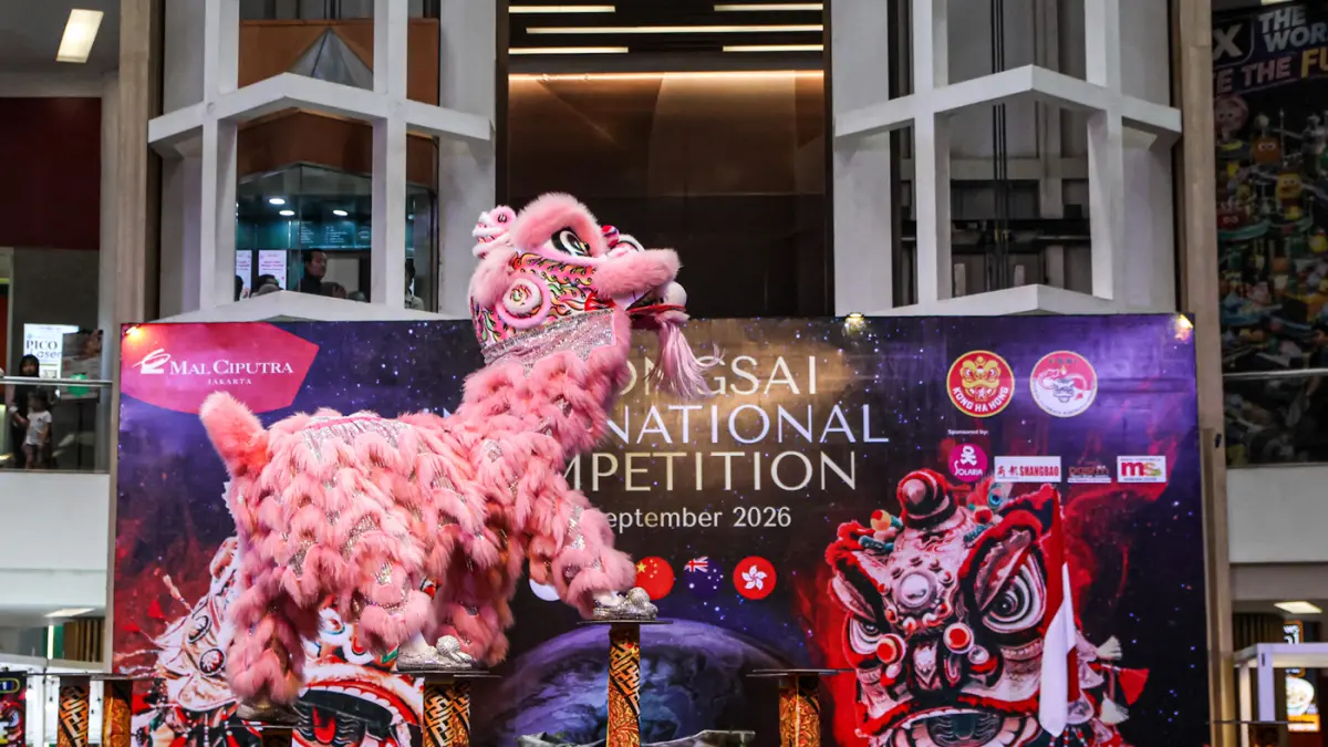 Sejumlah peserta menampilkan tarian barongsai saat event Barangsao Internasional Competition 2026 di Mall Ciputra Jakarta, Sabtu (19/09/2026). (Hanung Hambara/Jawa Pos)