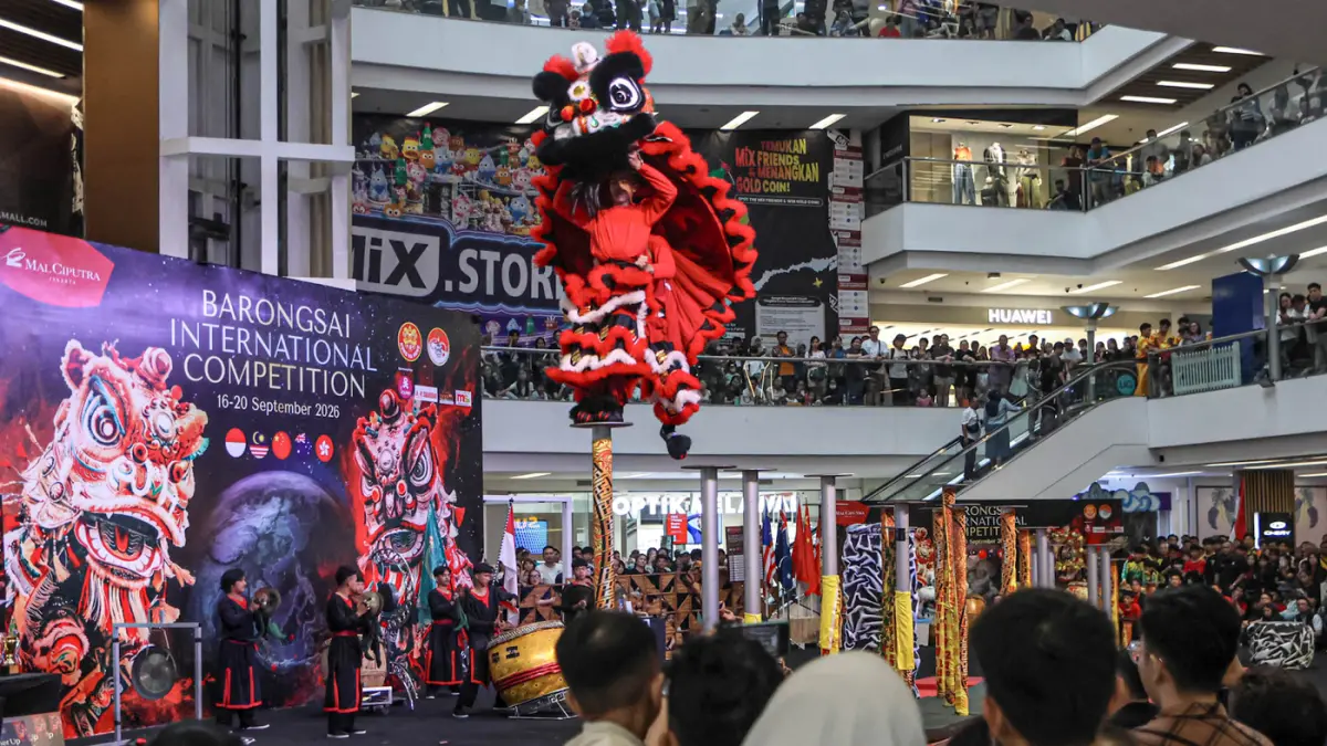 Sejumlah peserta menampilkan tarian barongsai saat event Barangsao Internasional Competition 2026 di Mall Ciputra Jakarta, Sabtu (19/09/2026). (Hanung Hambara/Jawa Pos)