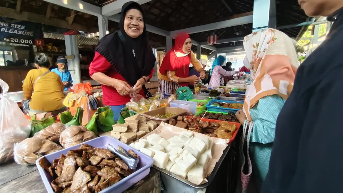 Suasana jajanan tradisional di Pasar Kebonagung. (Istimewa).