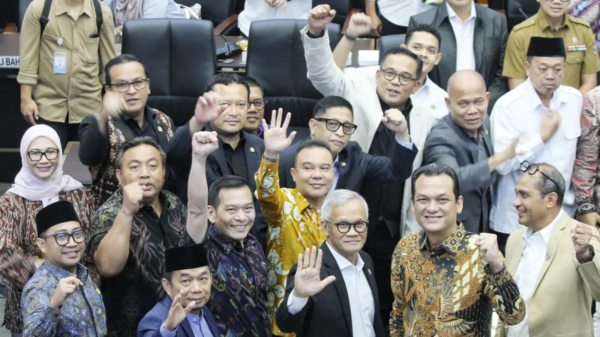 Wakil Ketua DPR Sufmi Dasco Ahmad bersama Ketua Badan Legislasi (Baleg) DPR Bob Hasan dan Wakil Ketua Baleg Ahmad Iman Sukri memimpin rapat pleno Baleg di Kompleks Parlemen, Senayan, Jakarta, Senin (21/9/2026). (Dery Ridwansah/ JawaPos.com)