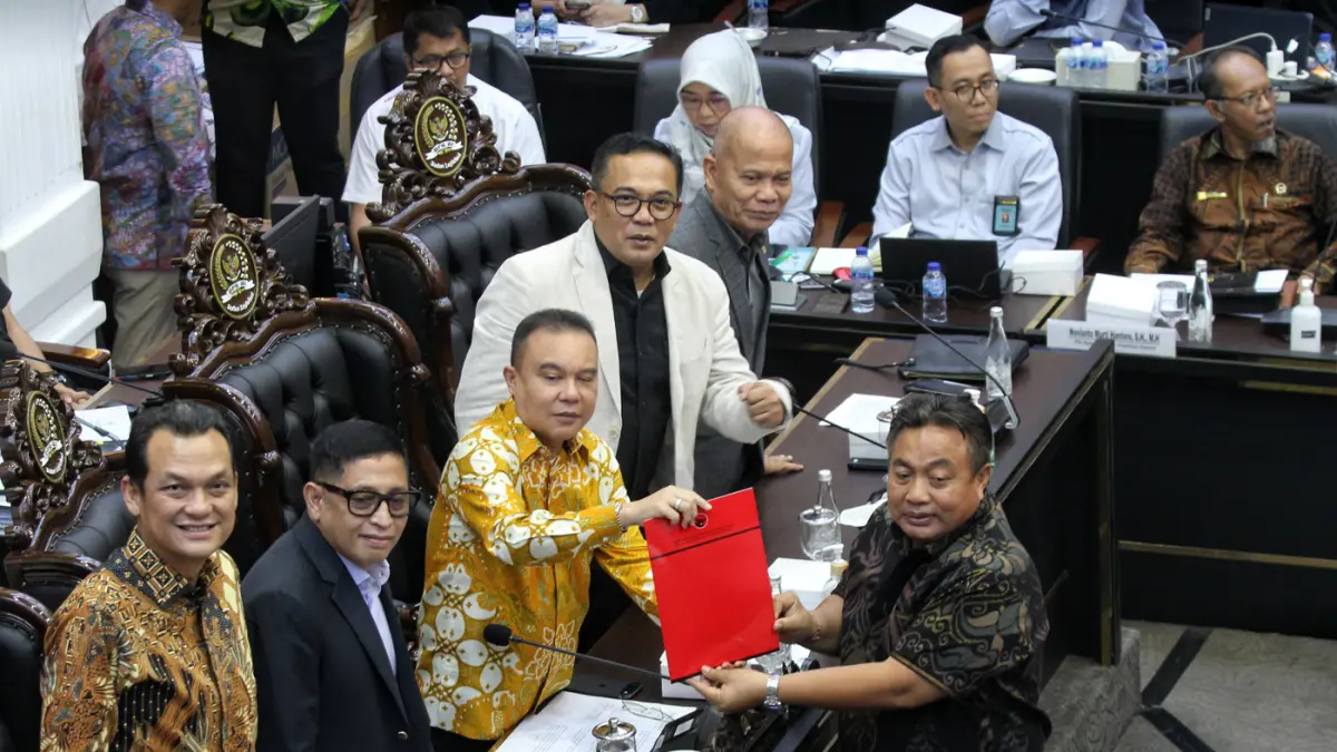 Wakil Ketua DPR Sufmi Dasco Ahmad bersama Ketua Badan Legislasi (Baleg) DPR Bob Hasan dan Wakil Ketua Baleg Ahmad Iman Sukri memimpin rapat pleno Baleg di Kompleks Parlemen, Senayan, Jakarta, Senin (21/9/2026). (Dery Ridwansah/ JawaPos.com)