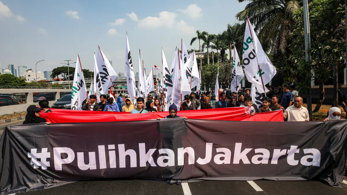 Warga menggelar aksi unjuk rasa dalam rangka memperingati Hari Keadilan Ekologis (HKE) 2026 di depan Gedung MPR/DPR Senayan, Jakarta, Senin (21/9/2026). (Salman Toyibi/Jawa Pos)