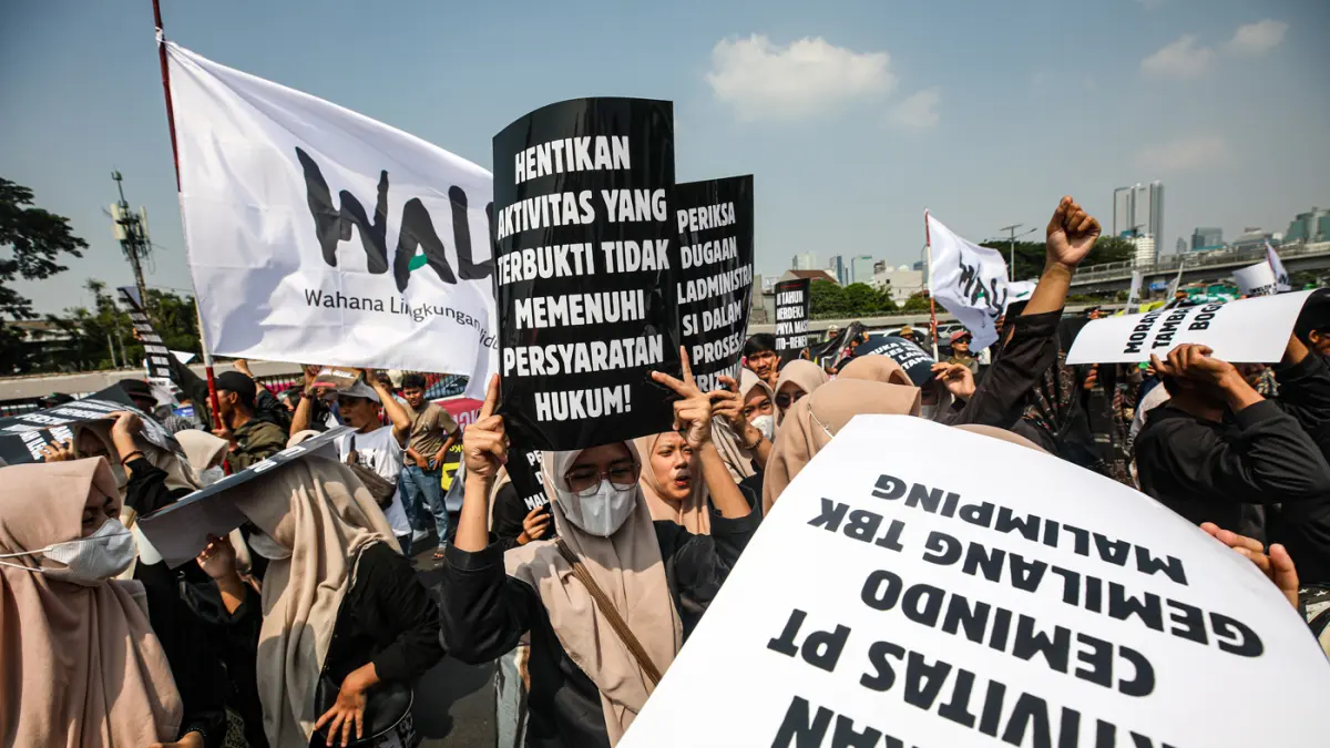 Warga menggelar aksi unjuk rasa dalam rangka memperingati Hari Keadilan Ekologis (HKE) 2026 di depan Gedung MPR/DPR Senayan, Jakarta, Senin (21/9/2026). (Salman Toyibi/Jawa Pos)
