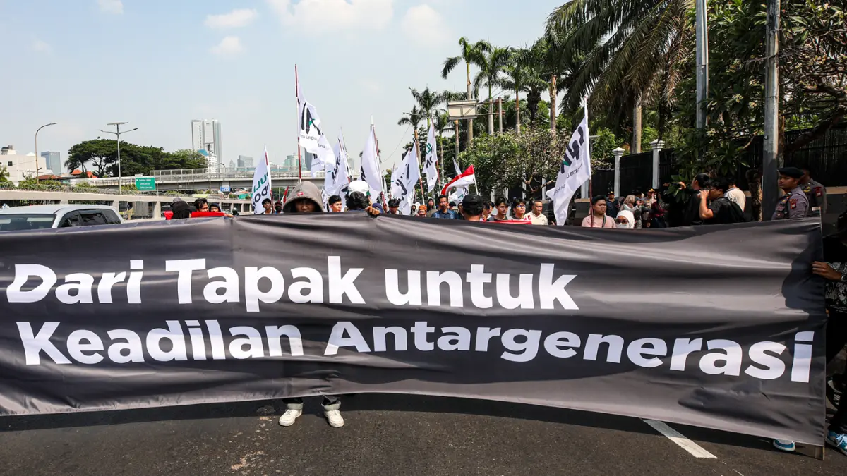Warga menggelar aksi unjuk rasa dalam rangka memperingati Hari Keadilan Ekologis (HKE) 2026 di depan Gedung MPR/DPR Senayan, Jakarta, Senin (21/9/2026). (Salman Toyibi/Jawa Pos)