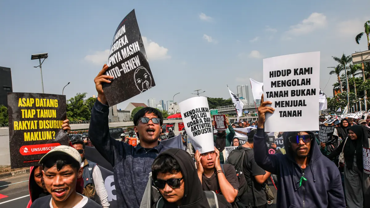 Warga menggelar aksi unjuk rasa dalam rangka memperingati Hari Keadilan Ekologis (HKE) 2026 di depan Gedung MPR/DPR Senayan, Jakarta, Senin (21/9/2026). (Salman Toyibi/Jawa Pos)