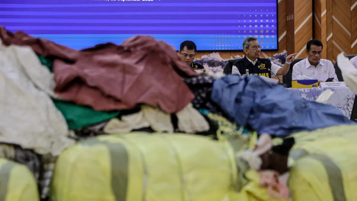 Menteri Keuangan Suahasil Nazara (kanan), Menteri Pertandian Amran Sulaiman (tengah) didampingi Dirjen Bea Cukai Djaka Budhi Utama (kiri) memberikan keterangan saat konferensi pers di Kantor Pusat Bea Cukai, Jakarta, Selasa (22/09/2026). (Hanung Hambara/J