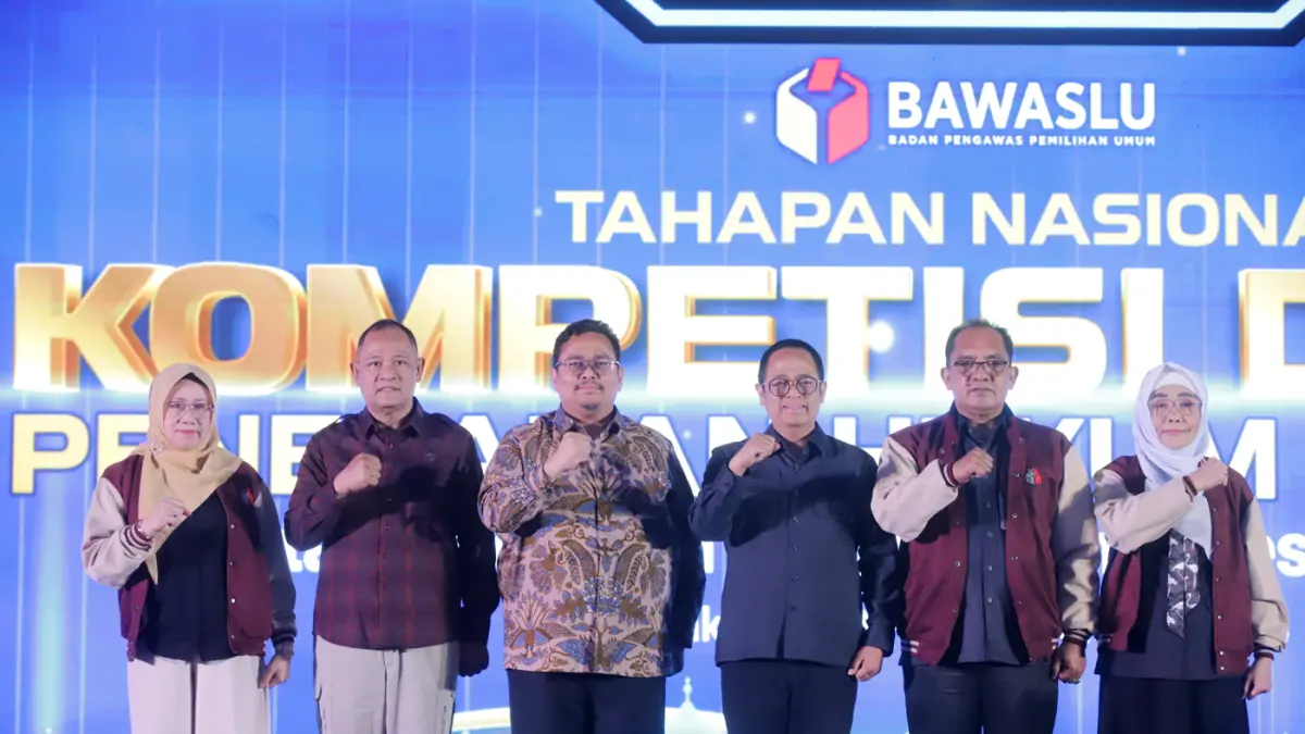 Ketua Bawaslu RI Rahmat Bagja bersama Anggota Bawaslu Puadi (ketiga kanan), Anggota Bawaslu Totok Hariyono (kedua kiri), Inspektorat Utama Bawaslu Tini Wartini (kanan), Deputi Bidang Administrasi La Bayoni (kedua kanan), dan Deputi Bidang Dukungan Teknis