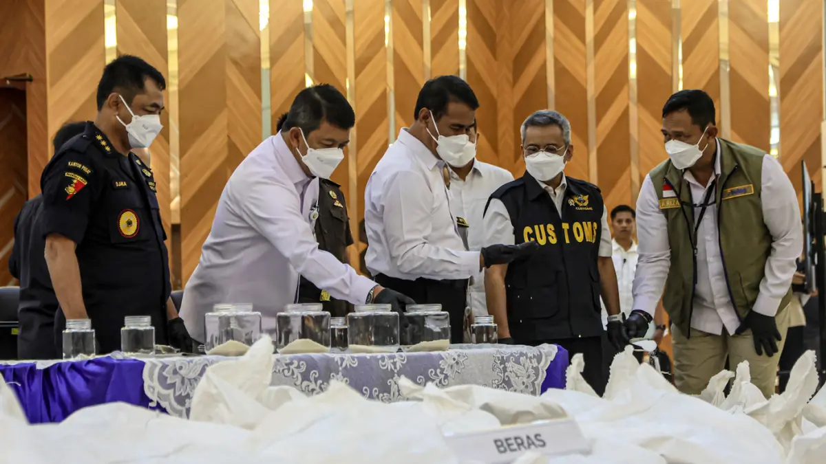 Menteri Keuangan Suahasil Nazara (dua kanan), Menteri Pertandian Amran Sulaiman (empat kanan) didampingi Dirjen Bea Cukai Djaka Budhi Utama (kiri) memberikan keterangan saat konferensi pers di Kantor Pusat Bea Cukai, Jakarta, Selasa (22/09/2026). (Hanung