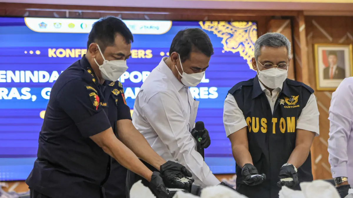 Menteri Keuangan Suahasil Nazara (kanan), Menteri Pertandian Amran Sulaiman (tengah) didampingi Dirjen Bea Cukai Djaka Budhi Utama (kiri) memberikan keterangan saat konferensi pers di Kantor Pusat Bea Cukai, Jakarta, Selasa (22/09/2026). (Hanung Hambara/J