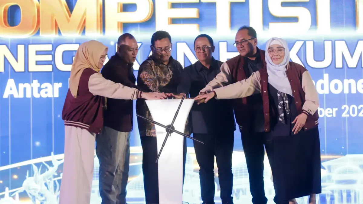 Ketua Bawaslu RI Rahmat Bagja bersama Anggota Bawaslu Puadi (ketiga kanan), Anggota Bawaslu Totok Hariyono (kedua kiri), Inspektorat Utama Bawaslu Tini Wartini (kanan), Deputi Bidang Administrasi La Bayoni (kedua kanan), dan Deputi Bidang Dukungan Teknis