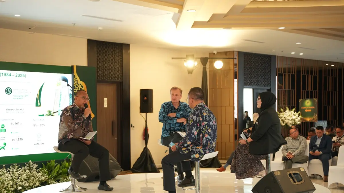 Sumarjono – Otoritas Jasa Keuangan (OJK), Datuk Amer Bukvić – Islamic Development Bank (IsDB), Encik Mohd Azman Bin Sulaiman – Takaful Malaysia membahas strategi mempercepat penetrasi pasar takaful melalui penguatan ekosistem industri, pengembangan kanal
