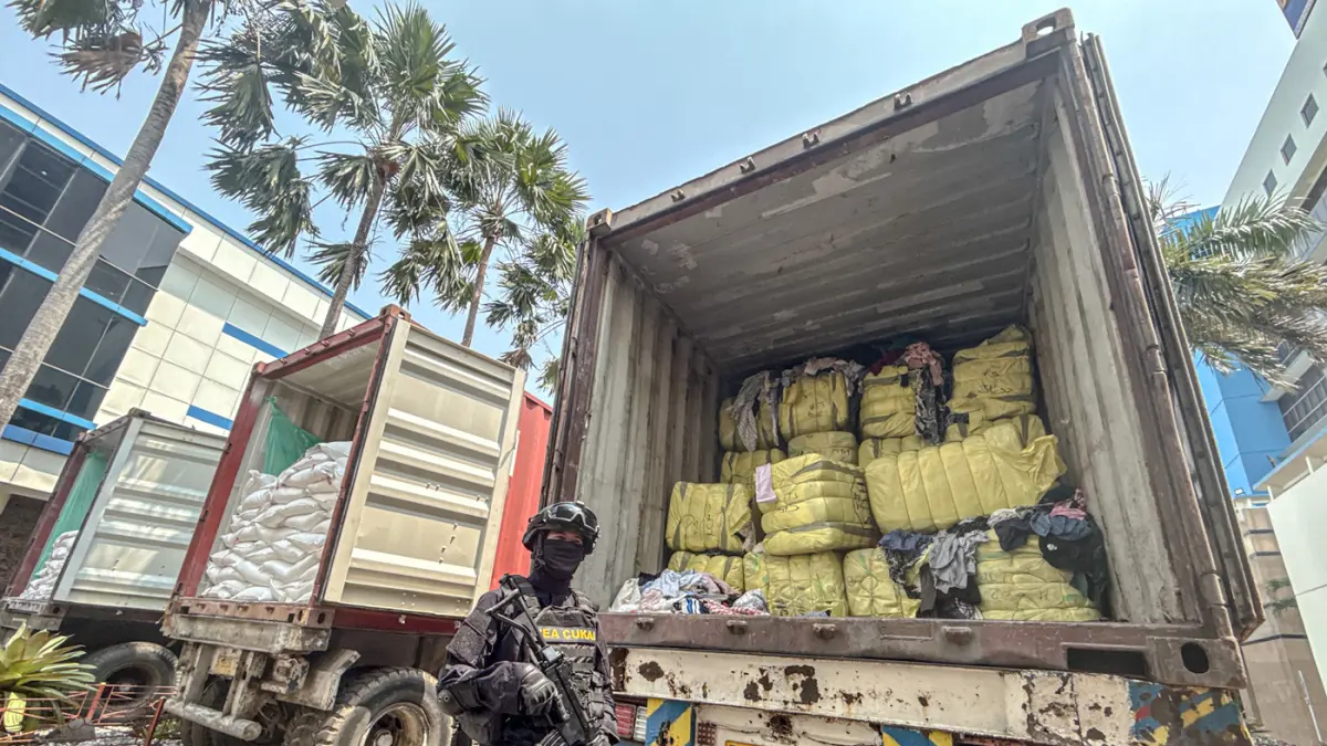 Petugas berjaga di depan barang bukti saat konferensi pers di Kantor Pusat Bea Cukai, Jakarta, Selasa (22/09/2026). (Hanung Hambara/Jawa Pos)