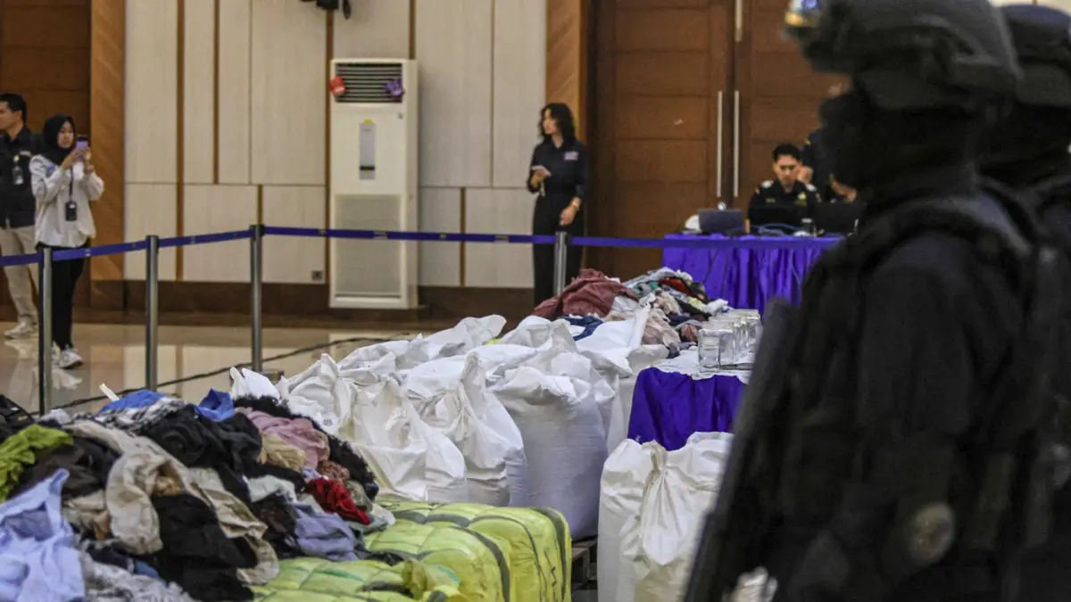 Petugas berjaga di depan barang bukti saat konferensi pers di Kantor Pusat Bea Cukai, Jakarta, Selasa (22/09/2026). (Hanung Hambara/Jawa Pos)