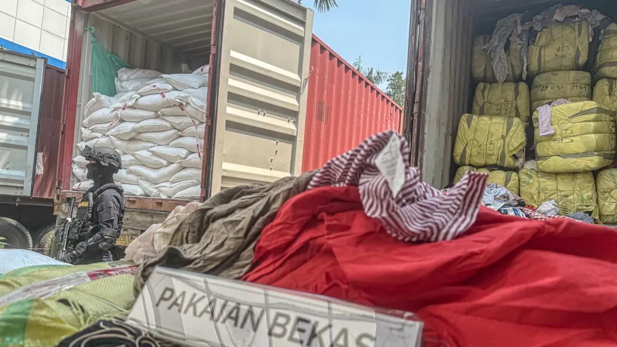Petugas berjaga di depan barang bukti saat konferensi pers di Kantor Pusat Bea Cukai, Jakarta, Selasa (22/09/2026). (Hanung Hambara/Jawa Pos)