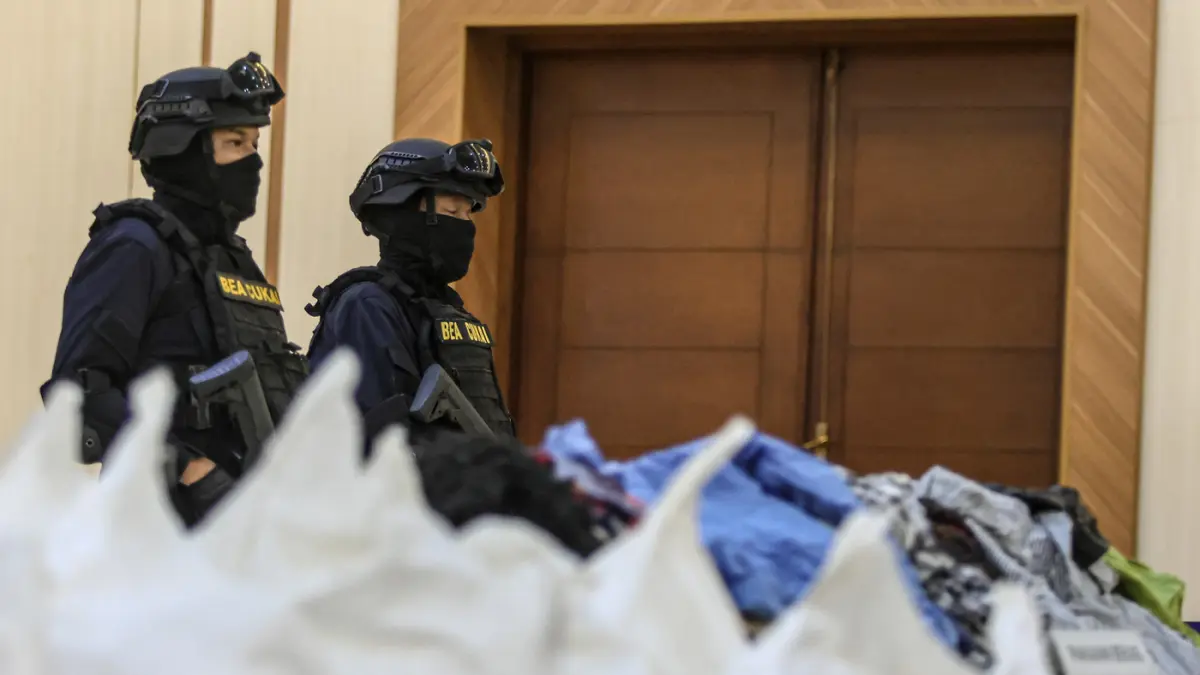Petugas berjaga di depan barang bukti saat konferensi pers di Kantor Pusat Bea Cukai, Jakarta, Selasa (22/09/2026). (Hanung Hambara/Jawa Pos)