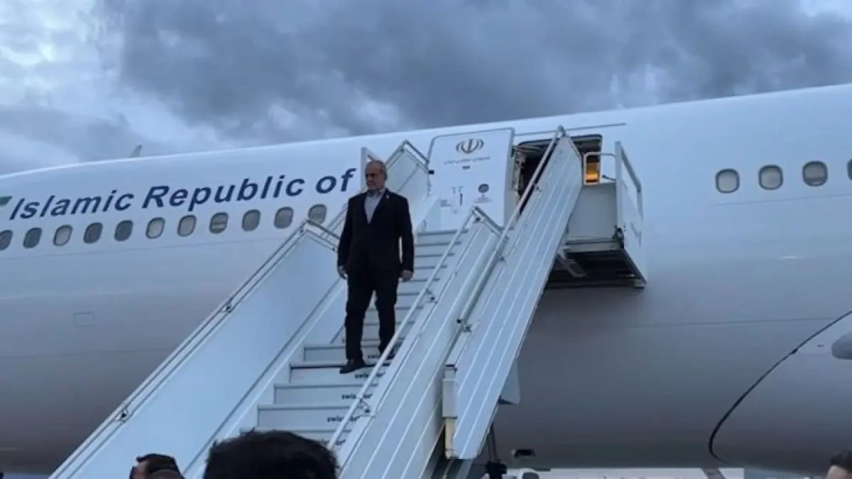 Presiden Iran Masoud Pezeshkian tiba di New York, Amerika Serikat pada Selasa (22/9). (Al-Jazeera) - Image