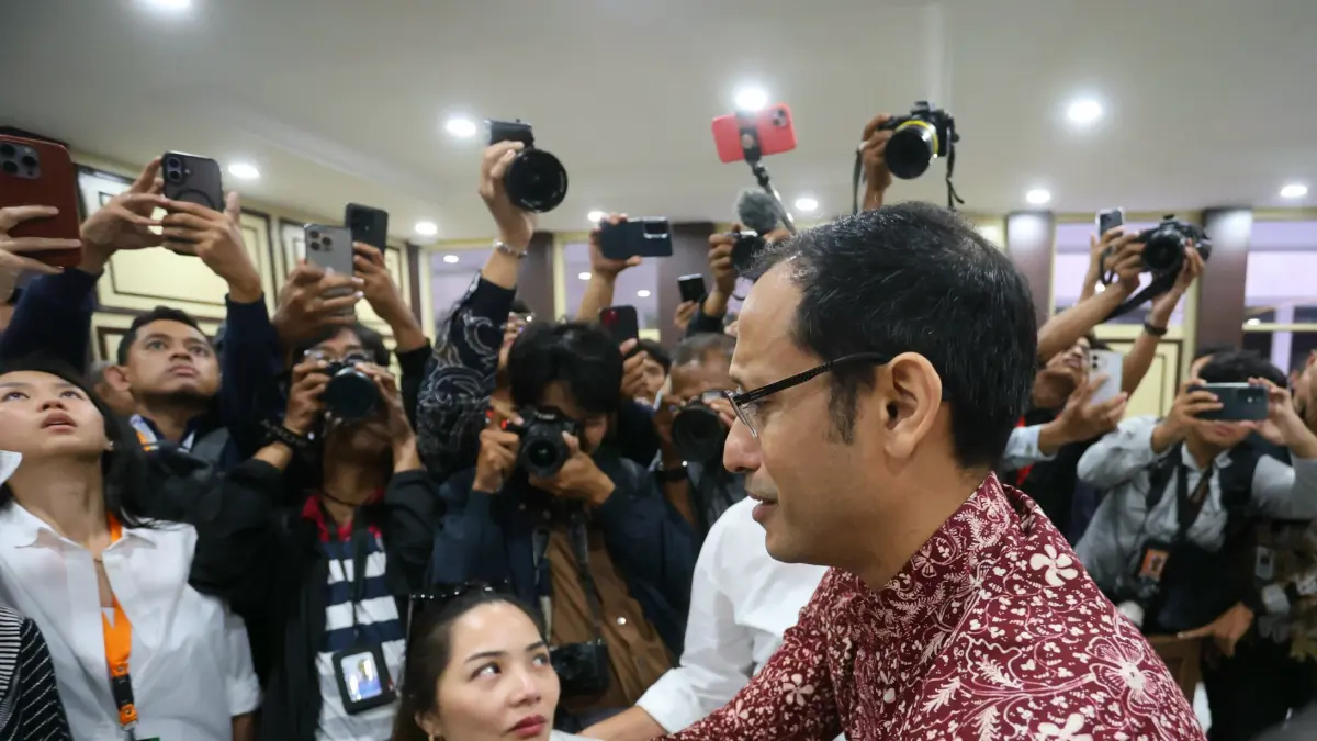 Mantan Menteri Pendidikan Kebudayaan Riset dan Teknologi sekaligus terdakwa kasus korupsi pengadaan Chromebook Nadiem Anwar Makarim bersama istrinya Franka Karim usai mengikuti sidang di Pengadilan Tinggi, Jakarta, Selasa (24/6/2026). (Dery Ridwansah/ Jaw