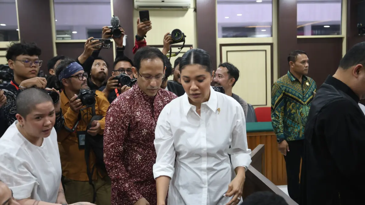 Mantan Menteri Pendidikan Kebudayaan Riset dan Teknologi sekaligus terdakwa kasus korupsi pengadaan Chromebook Nadiem Anwar Makarim bersama istrinya Franka Karim usai mengikuti sidang di Pengadilan Tinggi, Jakarta, Selasa (24/6/2026). (Dery Ridwansah/ Jaw