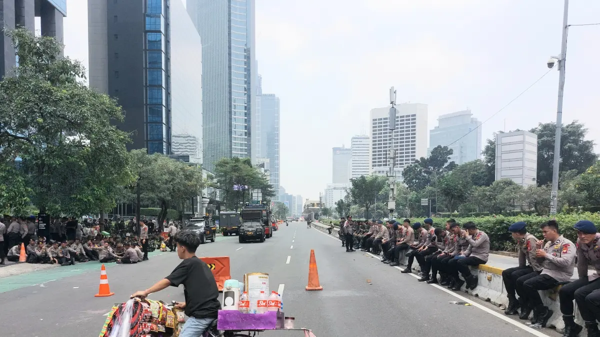 Jalan MH Thamrin Ditutup: 50 Ribu Buruh Gelar Aksi RUU Ketenagakerjaan Hari Ini - Image