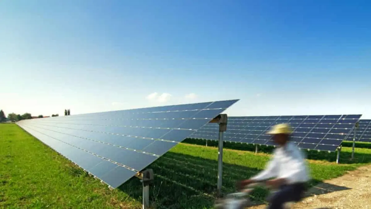 Pembangkit listrik tenaga surya di dekat Munich, Jerman, yang menargetkan tambahan kapasitas energi surya 215 GW pada 2030 (The Guardian) - Image