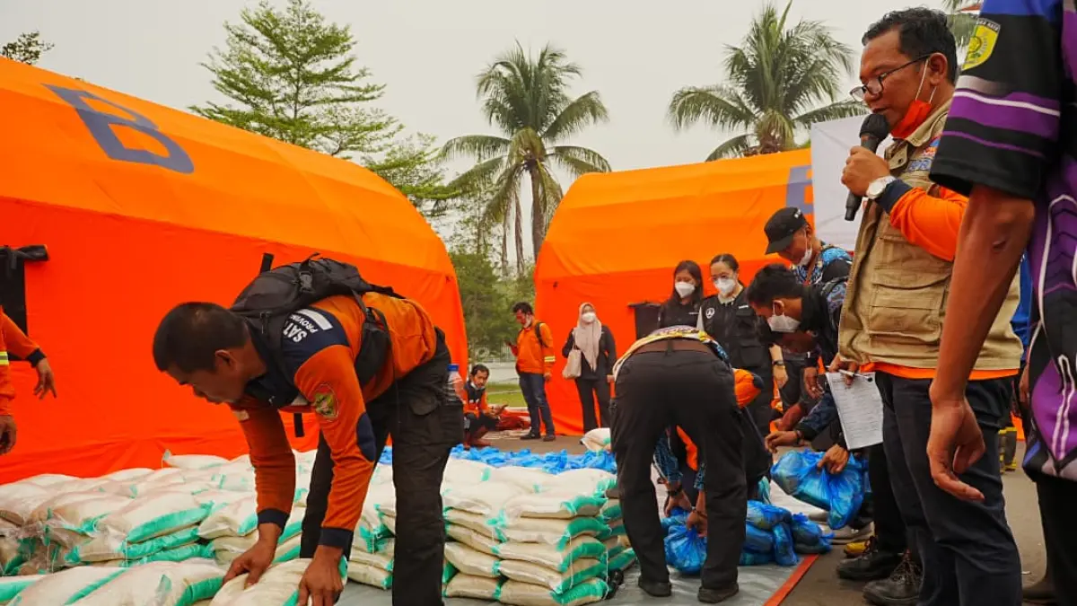Petugas menata bantuan yang akan disalurkan untuk korban terdampak karhutla di Kalteng. (Dok. Pemprov Kalteng)