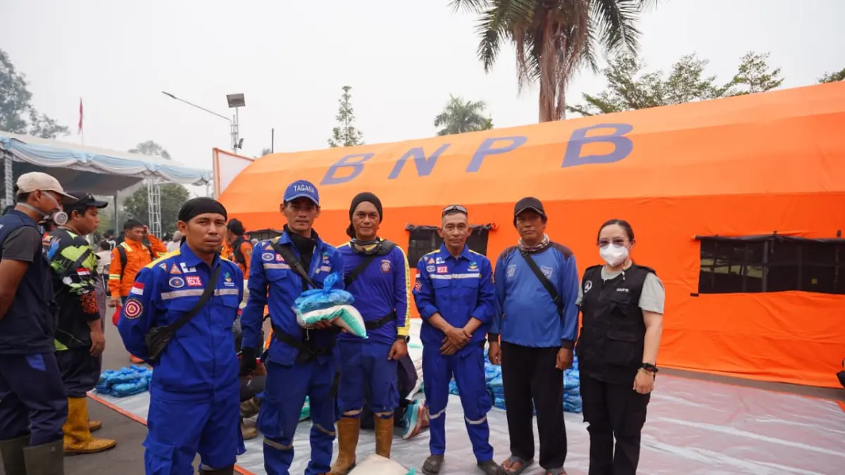 Relawan Tagana menyiapkan bantuan yang akan disalurkan untuk korban terdampak karhutla di Kalteng. (Dok. Pemprov Kalteng)